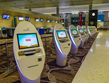 Singapur - Mar 28, 2019. Changi Havaalanı Terminal 4'teki Self Servis Check-in Kioskları (Sin). Terminal 4 resmen Ekim 2017'de açıldı.