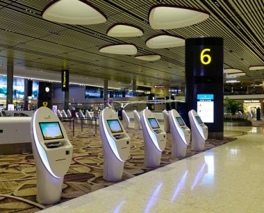 Singapur - Mar 28, 2019. Changi Havaalanı Terminal 4'teki Self Servis Check-in Kioskları (Sin). Terminal 4 resmen Ekim 2017'de açıldı.