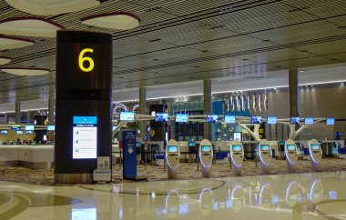 Singapur - Mar 28, 2019. Changi Havaalanı Terminal 4'teki Self Servis Check-in Kioskları (Sin). Terminal 4 resmen Ekim 2017'de açıldı.