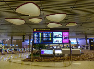 Singapur - Mar 28, 2019. Changi Havaalanı 'nda Terminal 4'ün (Sin) iç kısmı. Terminal 4 resmen Ekim 2017'de açıldı.