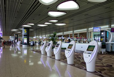 Singapur - Mar 28, 2019. Changi Havaalanı Terminal 4'teki Self Servis Check-in Kioskları (Sin). Terminal 4 resmen Ekim 2017'de açıldı.