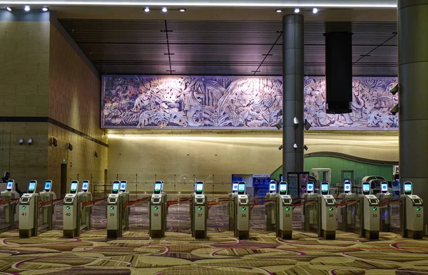 Singapur - Mar 28, 2019. Changi Havaalanı 'nda Terminal 4'ün (Sin) iç kısmı. Terminal 4 resmen Ekim 2017'de açıldı.