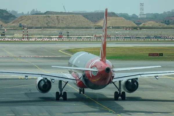 シンガポール 2019年3月28日 シンガポール チャンギ空港の滑走路上の9M AqmエアアジアエアバスA320 デザンドラリベリー タキシング — ストック写真