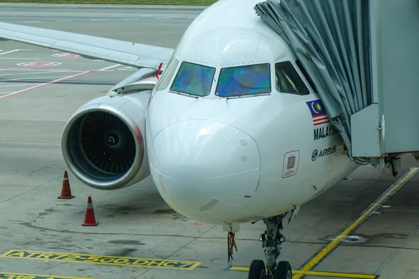 Singapur - Mar 28, 2019. Airasia Airbus A320 Singapur Changi Havaalanı'na yanaşma (Sin).