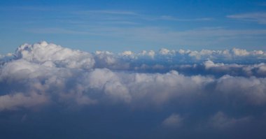 Bulutlu mavi gökyüzü 