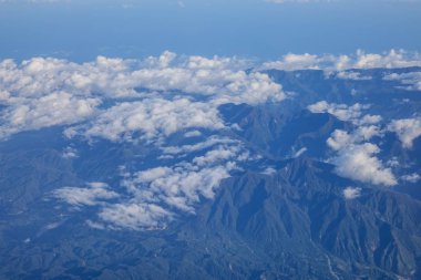Bulutlu mavi gökyüzü 