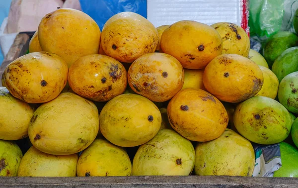 農村市場でおいしいマンゴーフルーツ — ストック写真