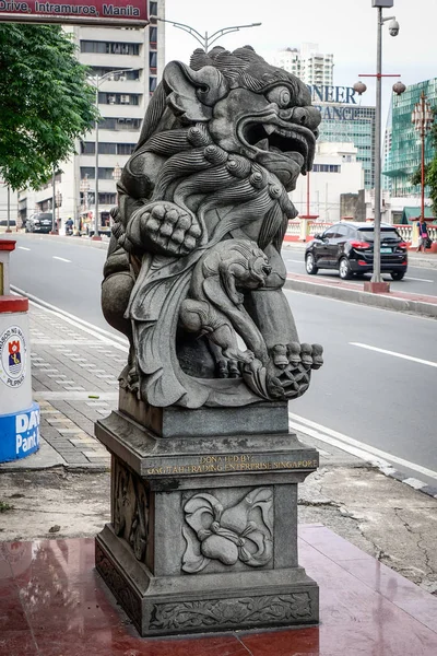 Uma estátua de leão na rua — Fotografia de Stock