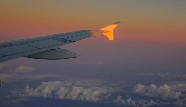 Ala do avião de passageiros — Fotografia de Stock