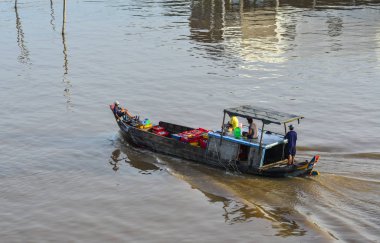 Chau Doc, Vietnam - 3 Eylül 2017. Mekong Nehri üzerinde çalışan bir motorlu tekne. Chau Doc Güney Vietnam'da kamboçya sınırında bir şehir.