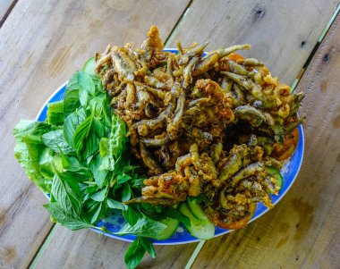 Mekong Delta, Vietnam yerel restoranda öğle yemeği için sebze ile kızarmış balık.
