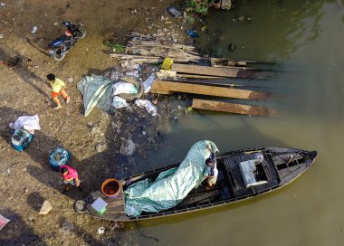Binh Duong, Vietnam - 4 Şubat 2016. Asyalı kadın geleneksel elbise (Ao Dai) Nilüfer gölet ahşap teknede oturuyor.
