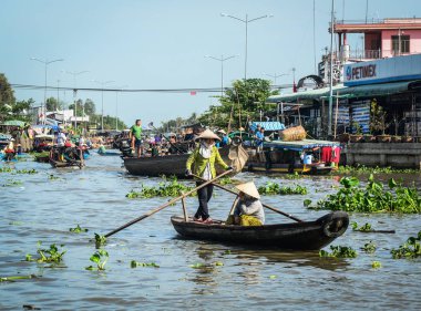 Soc Trang, Vietnam - 2 Şubat 2016. Nga Nam Bölgesi,Soc Trang, Vietnam'da yüzen pazar. Yüzen pazar Mekong Deltası'nda çok tipik bir faaliyettir.