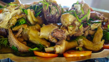 Barbekü sosu, yemek için hazır tavuk ızgara et.