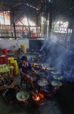 Can Tho, Vietnam - 6 Eylül 2017. Can Tho, Vietnam yerel restoranda cızırtılı gözleme (VietnamBanh Xeo) Pişirme.