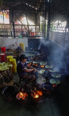 Can Tho, Vietnam - 6 Eylül 2017. Can Tho, Vietnam yerel restoranda cızırtılı gözleme (VietnamBanh Xeo) Pişirme.