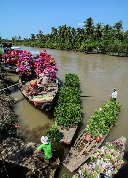 Can Tho Vietnam Enero 2016 Barcos Madera Llevando Flores Primavera —  Fotos de Stock