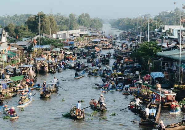2016年2月2日 苏庄南南区的浮动市场 浮动市场是湄公河三角洲非常典型的活动 — 图库照片