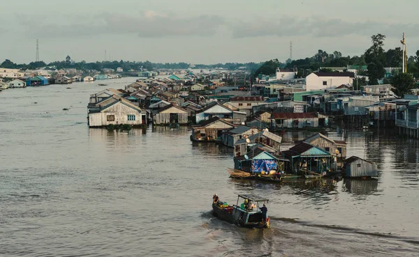 Chau Doc, Vietnam Mekong Nehri üzerinde yüzen evler. Chau Doc, Vietnam'da, Mekong Deltası'nın kalbinde yer alan bir şehirdir..