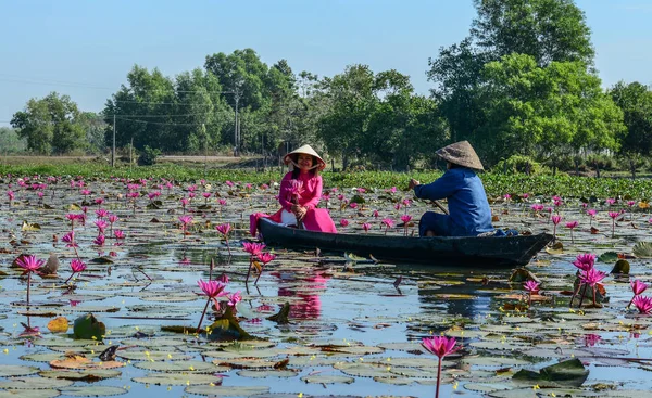 베트남 2016 전통적인 드레스 아오자이 연못에서 보트에 아시아 — 스톡 사진