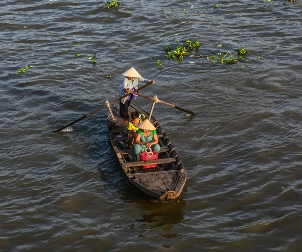 Soc Trang Vietnam Feb 2016 Woman Rowing Boat Mekong River — Stock Photo, Image