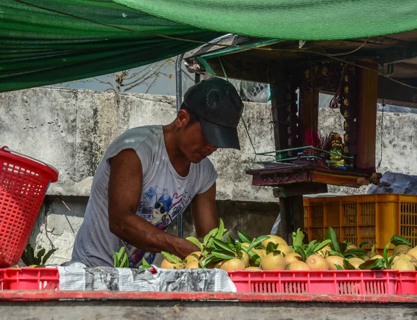 Soc Trang Vietnam Feb 2016 Man Selling Fruits Main Market — Stock Photo, Image