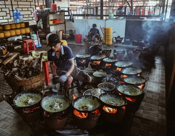 Can Tho Vietnam Sep 2017 Cooking Sizzling Pancake Vietnamese Banh — Stock Photo, Image