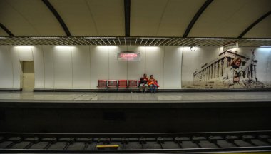 Atina, Yunanistan - 10 Ekim 2018. Atina, Yunanistan'da metro istasyonu. Atina'daki metro dünyanın en eski ikinci yeraltı sistemidir..