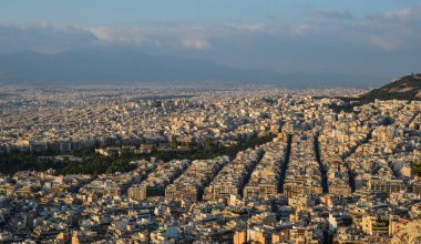 Atina, Yunanistan şehrinde güzel gün batımı. Atina tarih ve arkeoloji yi seven turistik bir cazibe merkezidir.