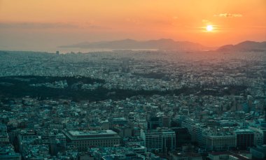 Atina, Yunanistan şehrinde güzel gün batımı. Atina tarih ve arkeoloji yi seven turistik bir cazibe merkezidir.