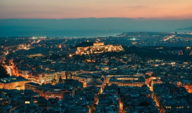 Atina, Yunanistan'ın gece sahnesi. Atina silüeti gece Akropolis Tepesi ile Lykavitos Dağı'ndan izlendi.