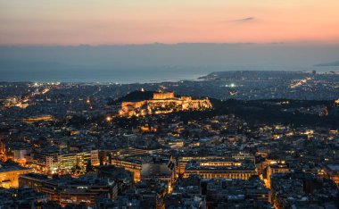 Atina, Yunanistan'ın gece sahnesi. Atina silüeti gece Akropolis Tepesi ile Lykavitos Dağı'ndan izlendi.