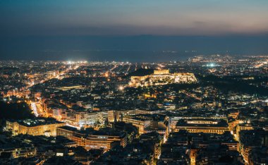 Atina, Yunanistan'ın gece sahnesi. Atina silüeti gece Akropolis Tepesi ile Lykavitos Dağı'ndan izlendi.