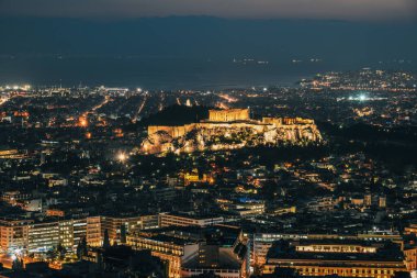Atina, Yunanistan'ın gece sahnesi. Atina silüeti gece Akropolis Tepesi ile Lykavitos Dağı'ndan izlendi.