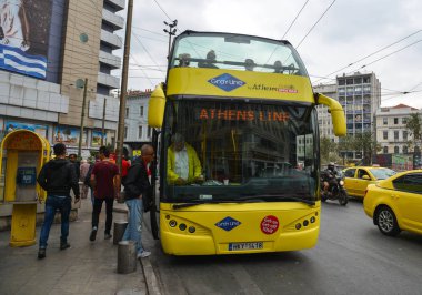 Atina, Yunanistan - 10 Ekim 2018. Atina, Yunanistan'da çift katlı turist otobüsü. Atina tarih ve arkeoloji yi seven turistik bir cazibe merkezidir.