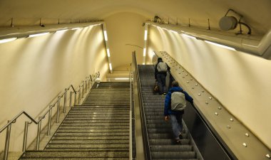 Atina, Yunanistan - 12 Ekim 2018. Atina şehir merkezinde bir metro istasyonunda elektrikli yürüyen merdivenler ve merdivenler.