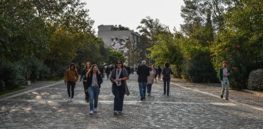 Atina, Yunanistan - 10 Ekim 2018. Atina, Yunanistan'da arnavut kaldırımlı yolda yürüyen insanlar. Atina tarih ve arkeoloji yi seven turistik bir cazibe merkezidir.