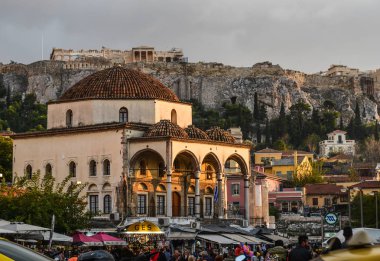 Atina, Yunanistan - 12 Ekim 2018. Monastiraki Meydanı ve Antik Akropolis Tepesi gece sahnesi. Square, Atina'nın başlıca alışveriş bölgelerinden biridir..