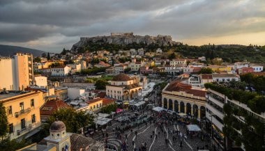 Atina, Yunanistan - 12 Ekim 2018. Monastiraki Meydanı ve Antik Akropolis Tepesi gece sahnesi. Square, Atina'nın başlıca alışveriş bölgelerinden biridir..