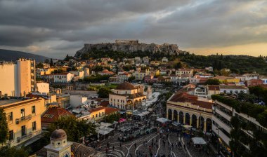 Atina, Yunanistan - 12 Ekim 2018. Monastiraki Meydanı ve Antik Akropolis Tepesi gece sahnesi. Square, Atina'nın başlıca alışveriş bölgelerinden biridir..