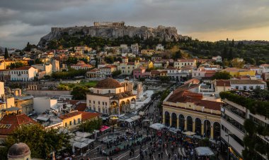 Atina, Yunanistan - 12 Ekim 2018. Monastiraki Meydanı ve Antik Akropolis Tepesi gece sahnesi. Square, Atina'nın başlıca alışveriş bölgelerinden biridir..