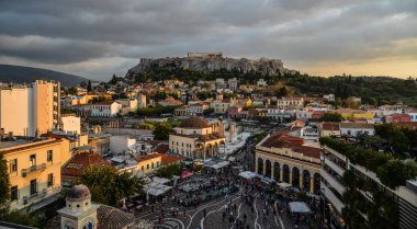 Atina, Yunanistan - 12 Ekim 2018. Monastiraki Meydanı ve Antik Akropolis Tepesi gece sahnesi. Square, Atina'nın başlıca alışveriş bölgelerinden biridir..