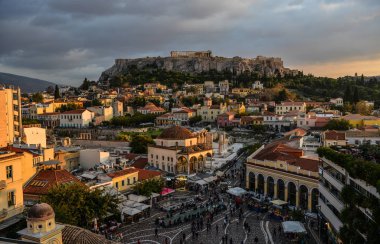 Atina, Yunanistan - 12 Ekim 2018. Monastiraki Meydanı ve Antik Akropolis Tepesi gece sahnesi. Square, Atina'nın başlıca alışveriş bölgelerinden biridir..