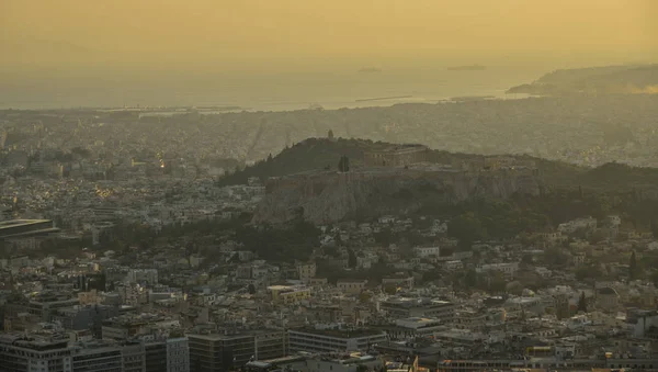 ギリシャ アテネの街に美しい夕日 アテネは歴史と考古学が大好きな観光名所です — ストック写真