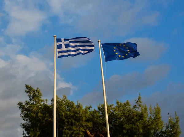 Bandiera Greca Bandiere Blu Dell Unione Europea Sotto Cielo Blu — Foto Stock