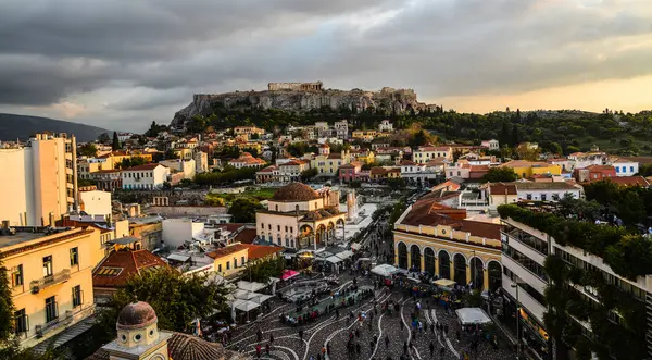 希腊雅典 2018年10月12日 莫纳斯蒂拉基广场和古代卫城山的夜景 广场是雅典的主要购物区之一 — 图库照片
