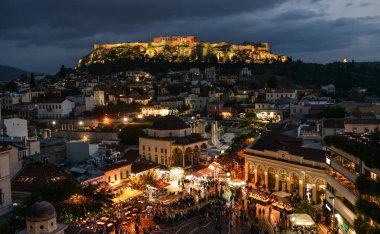 Atina, Yunanistan - 12 Ekim 2018. Monastiraki Meydanı ve Antik Akropolis Tepesi gece sahnesi. Square, Atina'nın başlıca alışveriş bölgelerinden biridir..