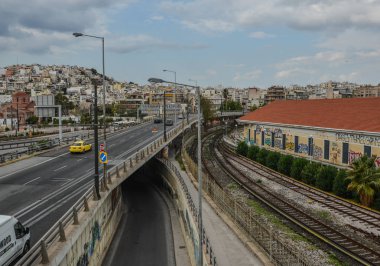 Atina, Yunanistan - 11 Ekim 2018. Atina Caddesi, Yunanistan. Atina küresel bir şehir ve Güneydoğu Avrupa'nın en büyük ekonomik merkezlerinden biridir.