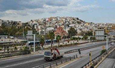 Atina, Yunanistan - 11 Ekim 2018. Atina Caddesi, Yunanistan. Atina küresel bir şehir ve Güneydoğu Avrupa'nın en büyük ekonomik merkezlerinden biridir.