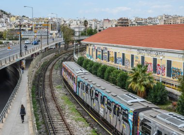 Atina, Yunanistan - 11 Ekim 2018. Atina, Yunanistan'da şehir demiryolu. Atina küresel bir şehir ve Güneydoğu Avrupa'nın en büyük ekonomik merkezlerinden biridir.